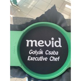 Név és titulus hímzése