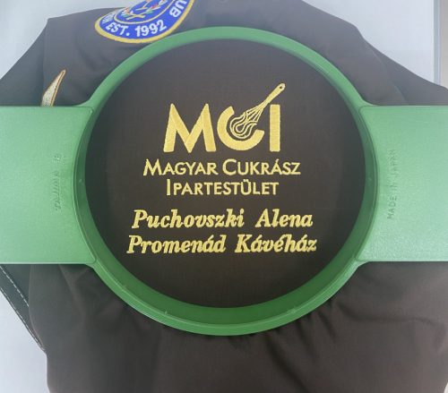 Név és titulus hímzése